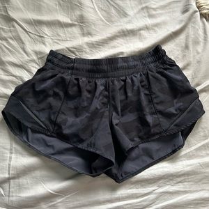Black camo lululemon hotty hot shorts (LR 2.5)